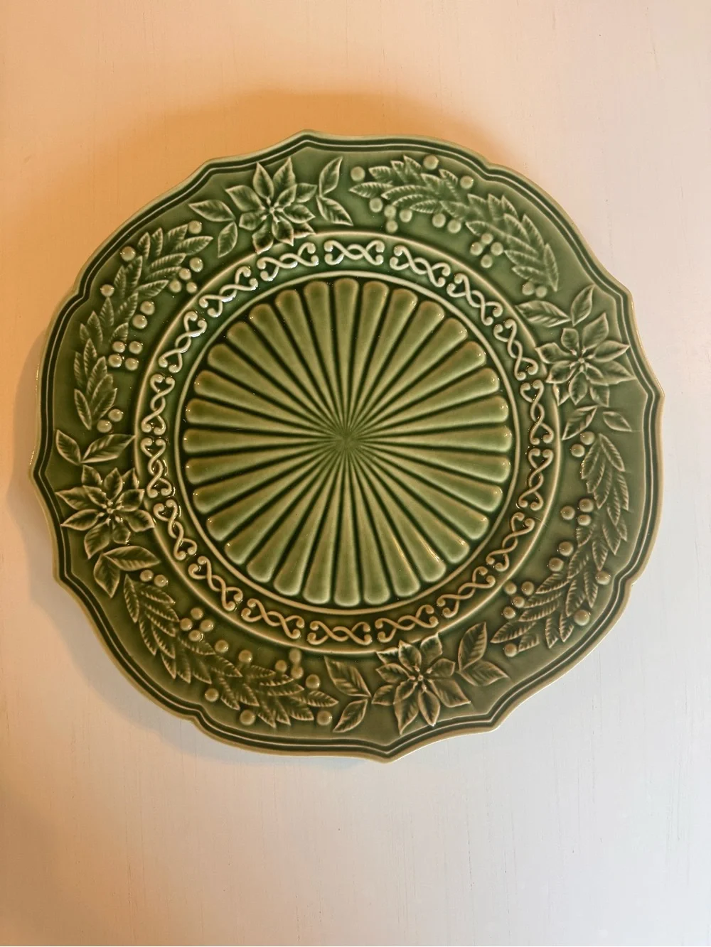 Set of 2 BORDALLO PINHEIRO Green CHRISTMAS Holly Poinsettia 12” PLATES